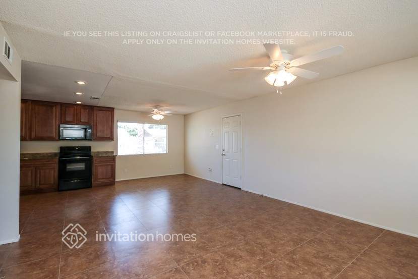 Building Photo - 955 S Pioneer