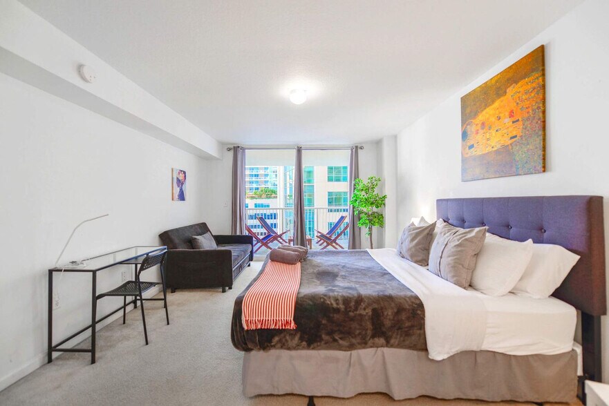 Building Photo - 1 SE 12th St