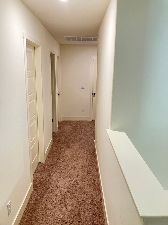 Building Photo - 5 bedroom 3 1/2 bath house in gated commun...