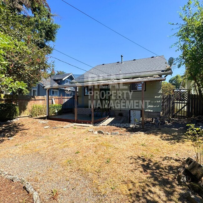 Building Photo - Sweet 3 bedroom and 2 bath + 3 car garage ...