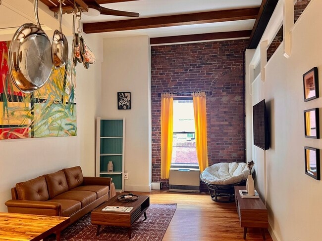 Building Photo - Historic, Fully Furnished Downtown Condo