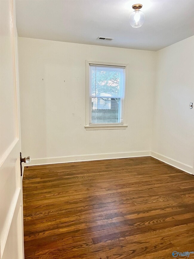 Building Photo - 2019 Vanderbilt Dr SW