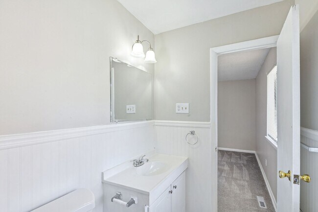 Building Photo - Move In Ready Townhome!