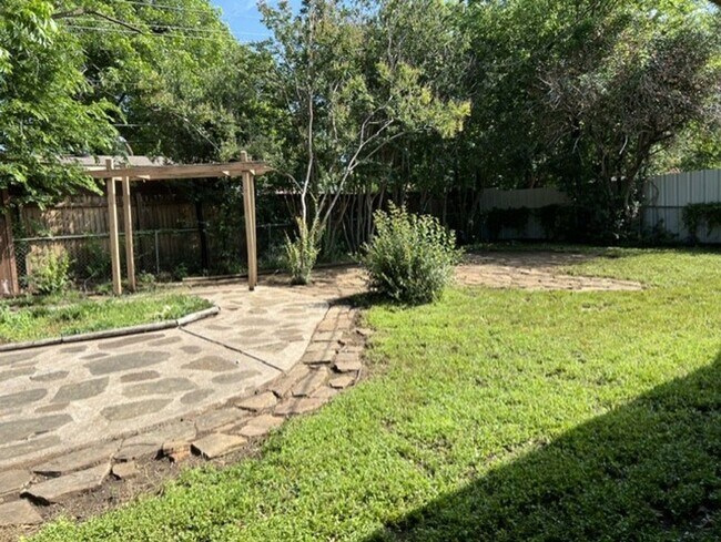 Building Photo - Spacious 3 Bedroom, 2 Full Bath Home Located in SW Ft. Worth!