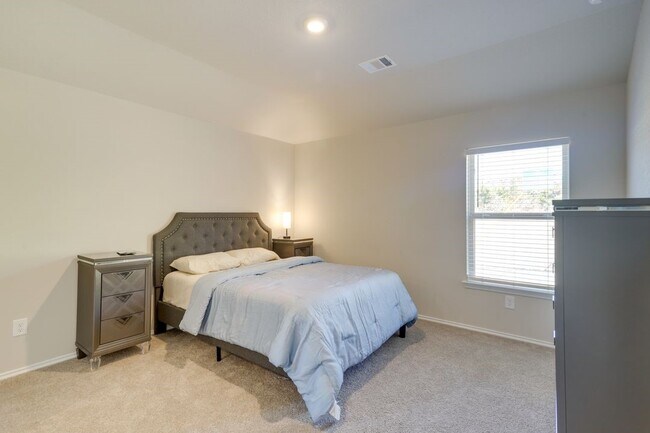 Building Photo - 2003 Buckland Holw Trl