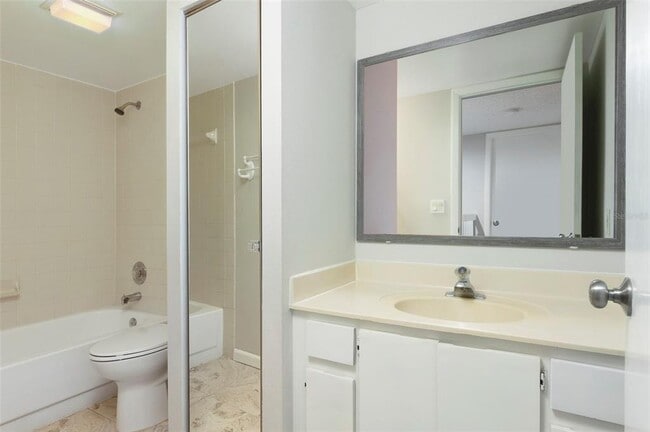 Building Photo - 2606 6th Ct