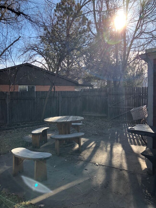Building Photo - Adorable, Centrally Located 3 Bed/1.5 Bath Home
