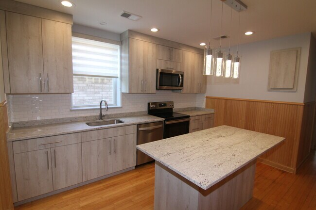 Building Photo - 3049 N Davlin Ct