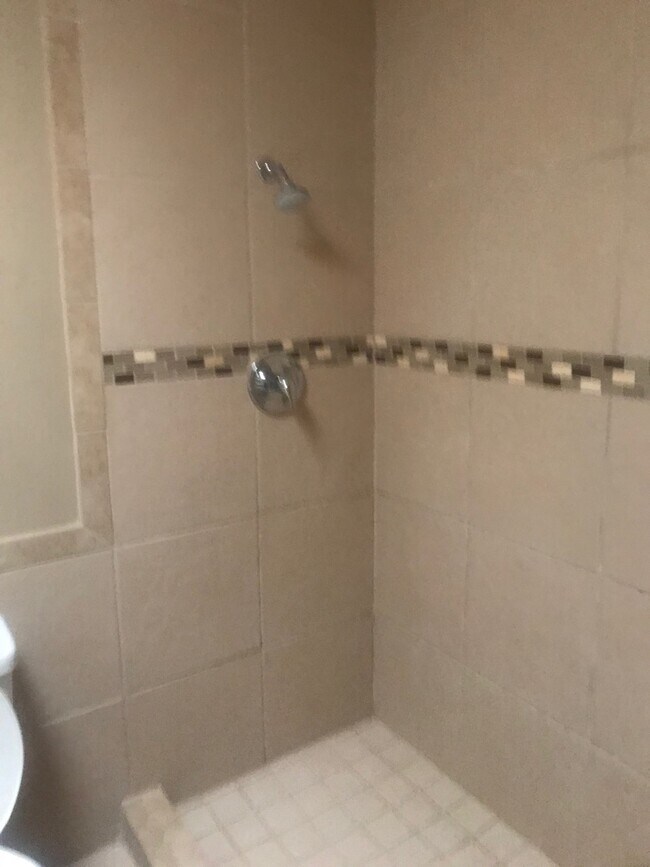 Building Photo - Centrally located 3 bedroom condo