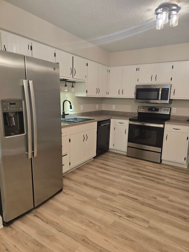 Building Photo - 722 Pear Tree Cir
