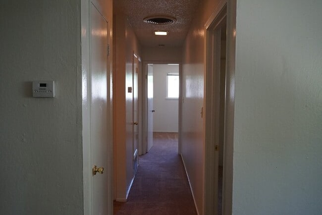 Building Photo - 3 bedroom 1 bath duplex in the wonderful city of Fair Oaks!