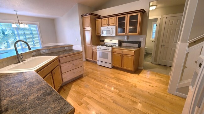 Building Photo - 2130 Strauss Ct E