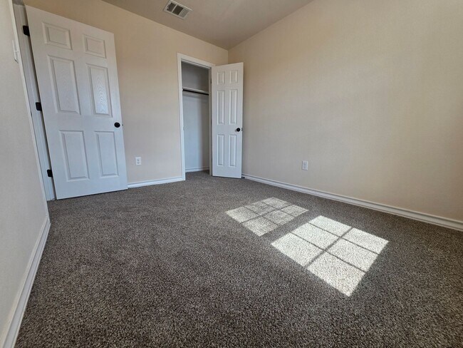 Building Photo - Town home for rent