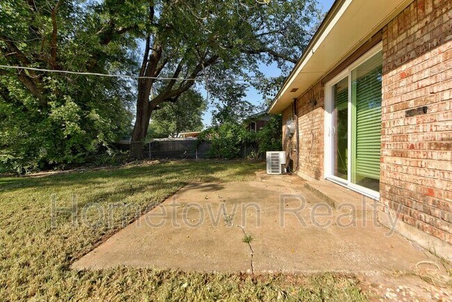 Building Photo - 208 W Shadywood Dr