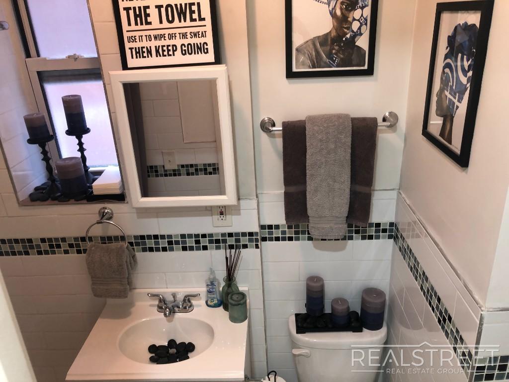 Building Photo - 1 Bed W. Tons of Space in Crown Heights!