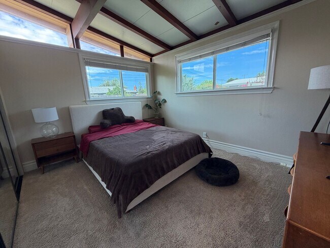 Building Photo - Cute 3 bedroom house in
