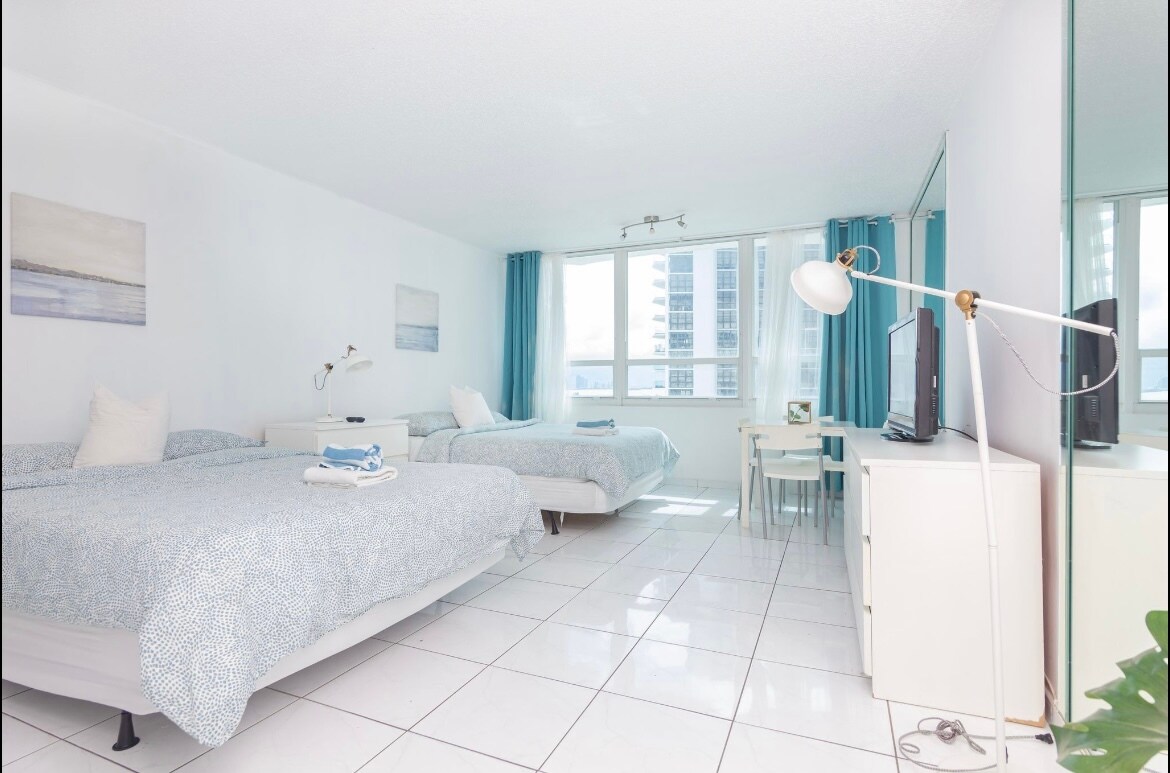 Building Photo - 5445 Collins Ave