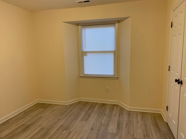 Building Photo - Rent Special! Receive half off 1st full mo...