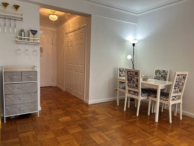 Building Photo - 100 W 57th St