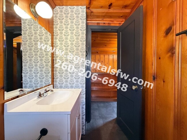 Building Photo - 522 Curdes Ave