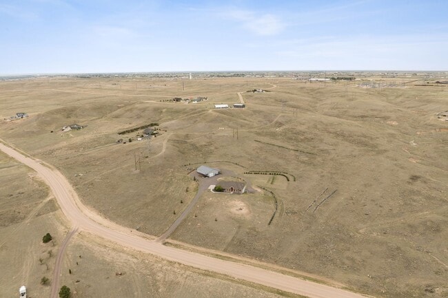 Building Photo - Executive 3-Bed Ranch Main Level - Private...