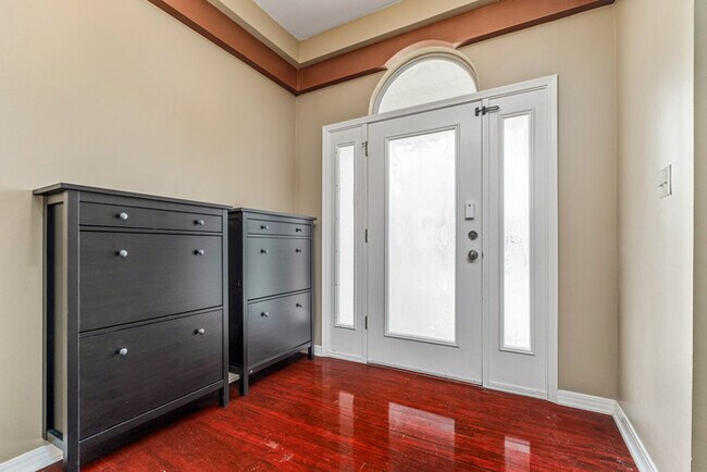 Building Photo - 4/2 Cantonment Property in Kings Road Neighborhood