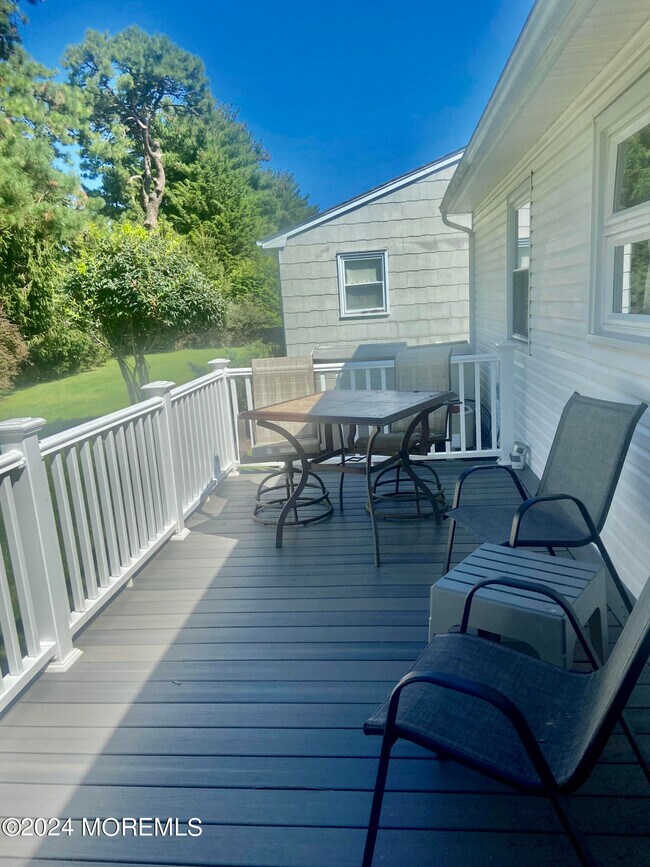 Building Photo - 7 Basset Dr