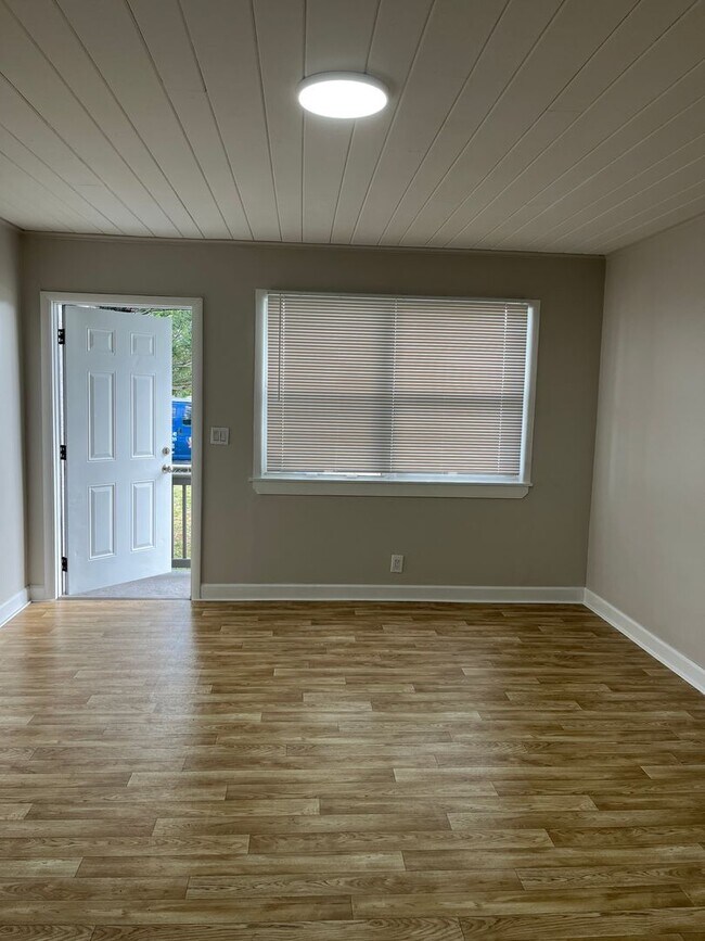 Building Photo - Newly renovated 3/2 for rent!