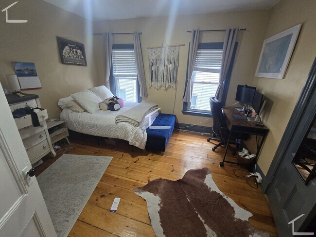 Building Photo - 9/1 No Fee! Spacious 3BR in Spring Hill Somerville!