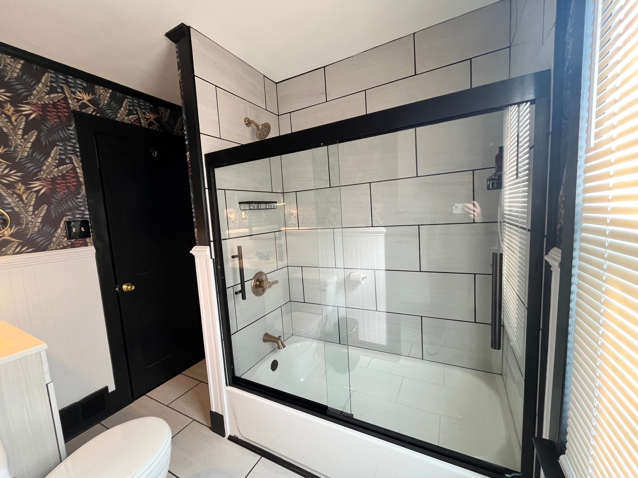 Full Bathroom - 1147 Dietz Ave