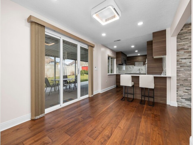 Building Photo - 2885 E Loran Heights Dr