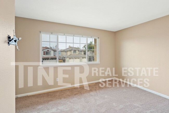 Building Photo - Spacious and Modern 4 Bedroom Elk Grove Ho...