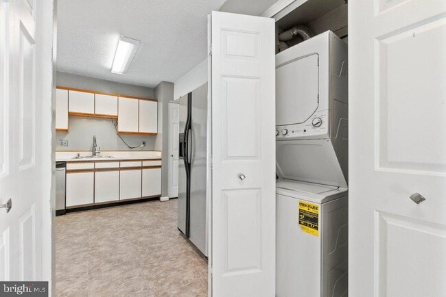 Building Photo - 10477 Campus Way S