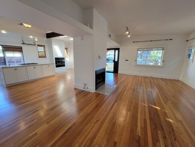 Building Photo - BEAUTIFUL 4BD - 3BA SINGLE STORY HOUSE WITH PRIVATE LAUNDRY AND DETACHED 2 CAR GARAGE