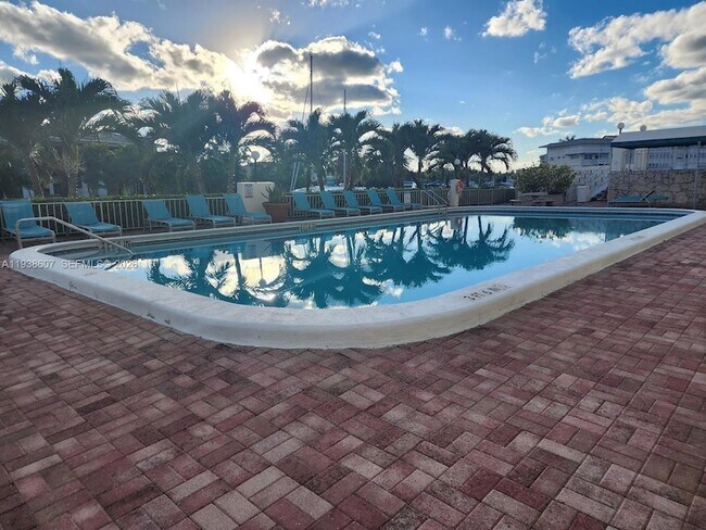 Building Photo - 401 Golden Isles Dr