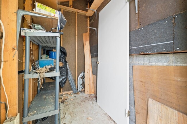Building Photo - Fully Repainted 2be/1.5ba Duplex With Easy Access To The Highway