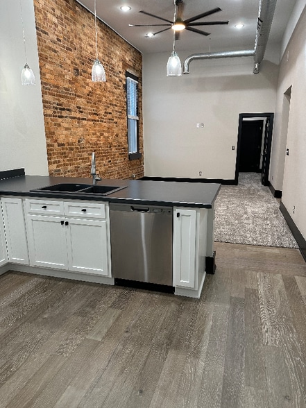 Building Photo - 430-432 Main St