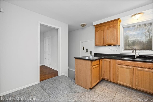 Building Photo - 2360 Pine View Dr