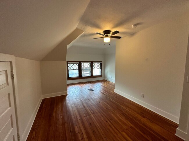 Building Photo - 230 E 18th Ave
