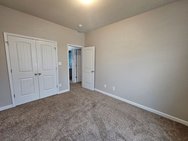 Building Photo - Spacious & Renovated 3 Bed Townhome w/ Garage