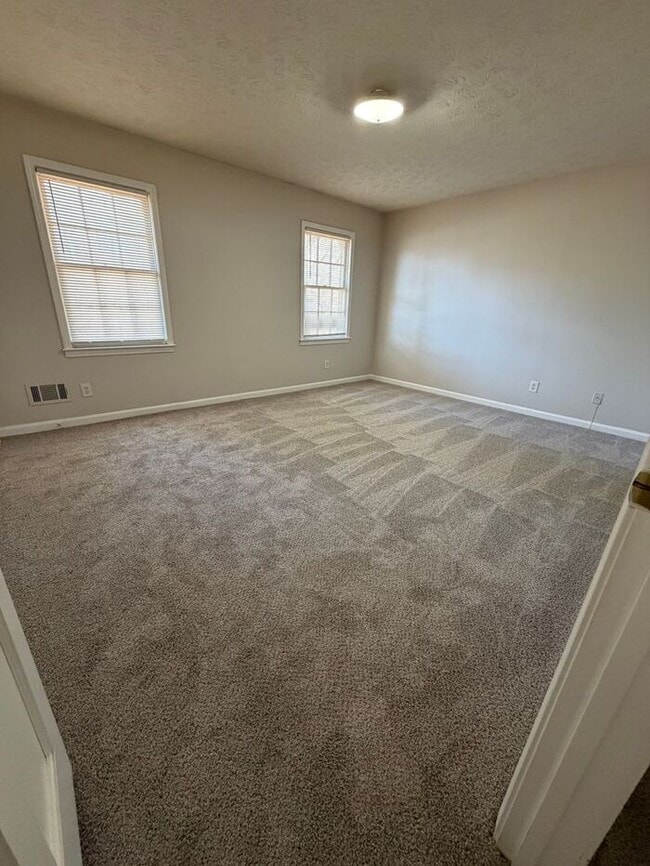 Building Photo - Beautiful 2 bedroom 1.5 bath town home!