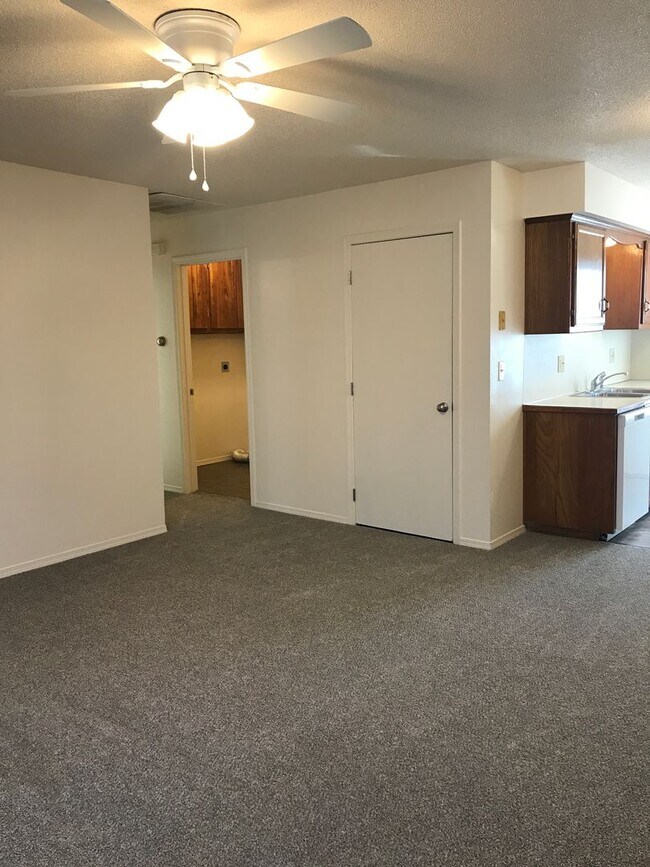 Building Photo - 1500 W Rainey St