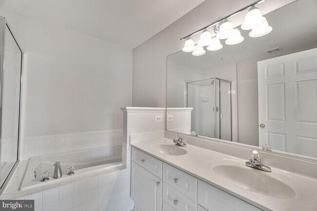 Building Photo - 2484 Angeline Dr