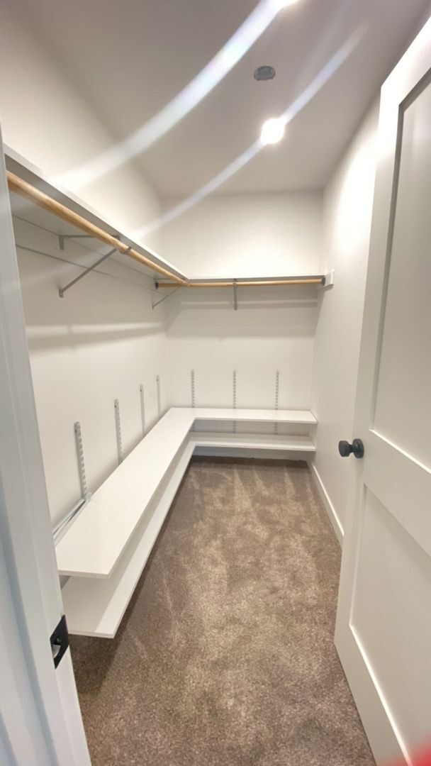 Building Photo - Spacious home in a Prime Location-6-month ...