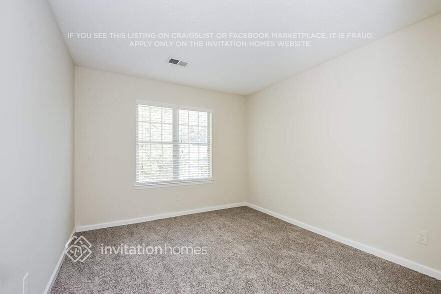 Building Photo - 2640 Woodside Dr