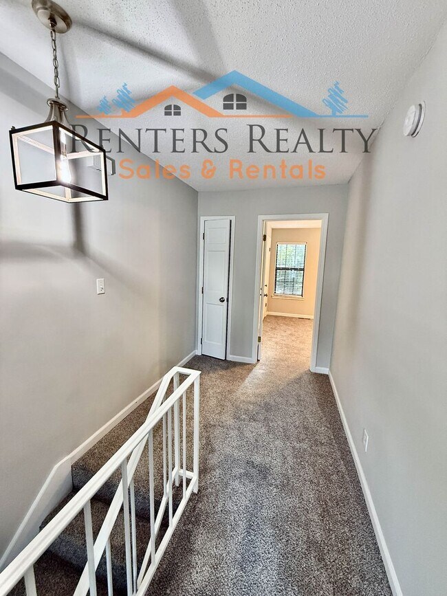 Building Photo - 2 Bedroom Condo with Private Patio