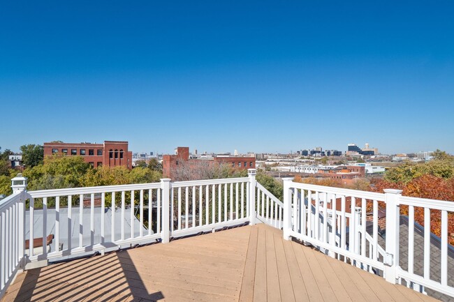 Building Photo - Charming Victorian Lafayette Square town home