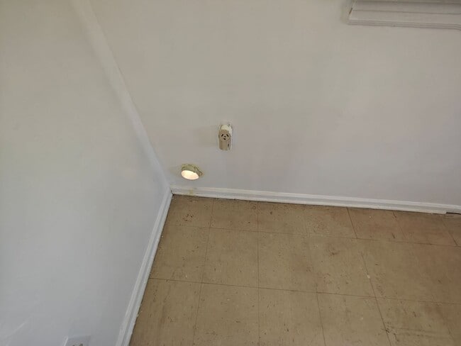 Building Photo - 2 bedroom home