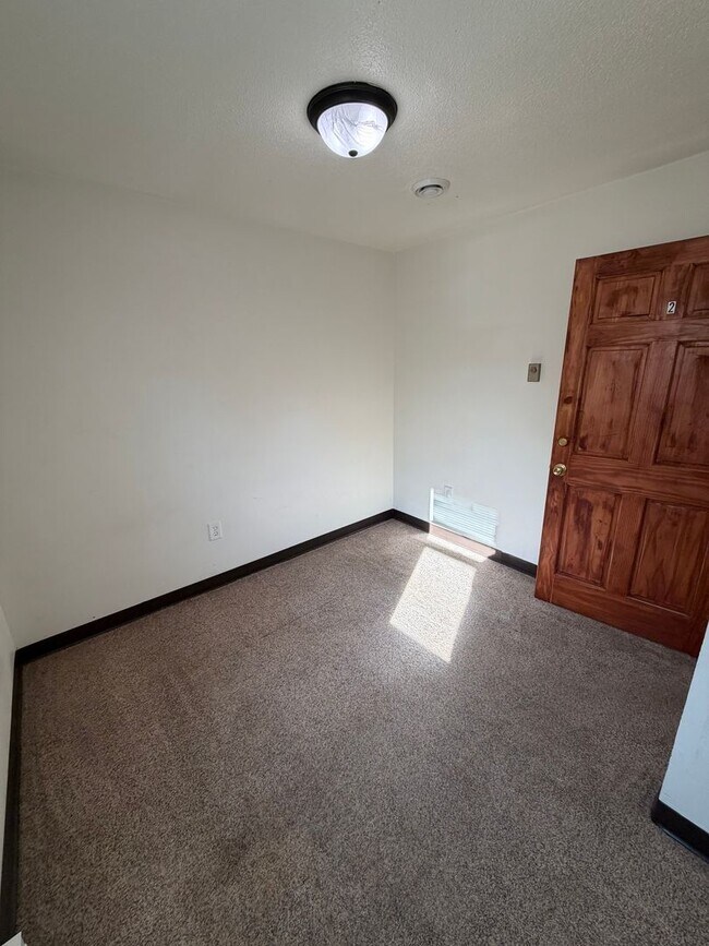 Building Photo - 317-319 N 3rd Ave W