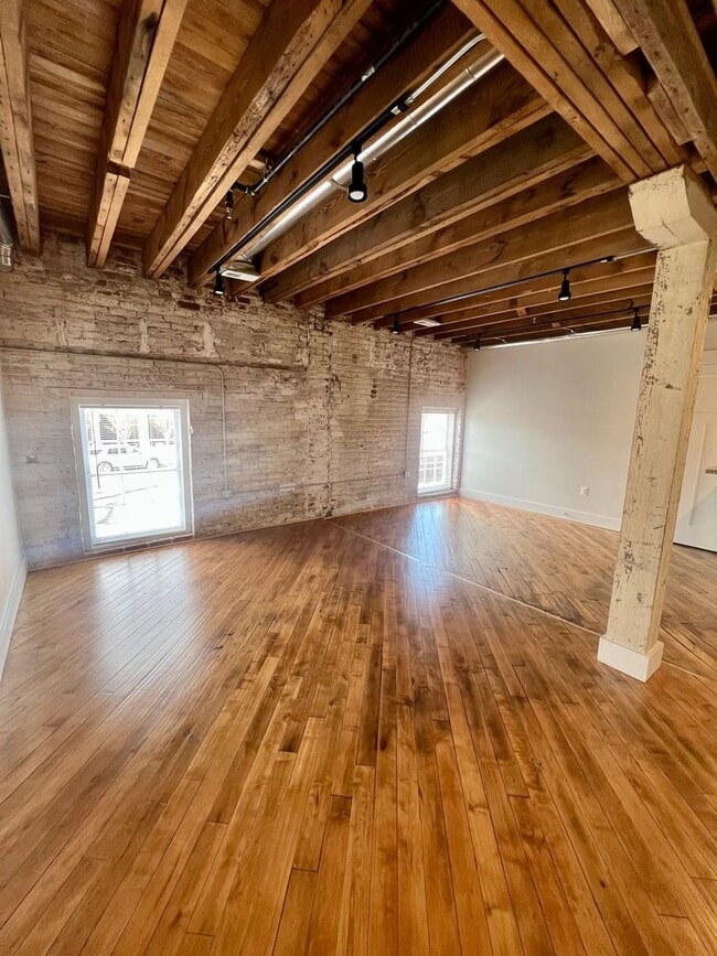 Building Photo - Beautiful 2 Bed in Historic Downtown Frede...